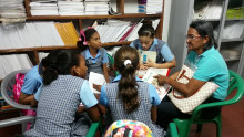 Estudiantes-en-taller-de-radio-del-colegio-Santo-Domingo-de-Guzmn
